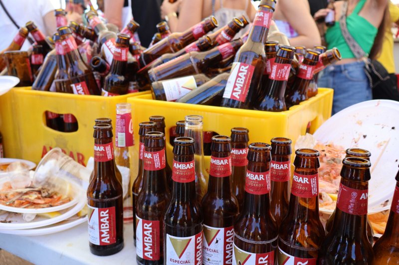 GALERIA DE FOTOS de l'estrene del BARET de les festes de DUANES: gran ambient, “botellins” a caixes i, a més… bous a la mar GALERIA DE FOTOS de l'estrene del BARET de les festes de DUANES: gran ambient, “botellins” a caixes i, a més… bous a la mar